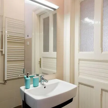 Hidden Gem 1 Bedroom Next To Opera Apartman